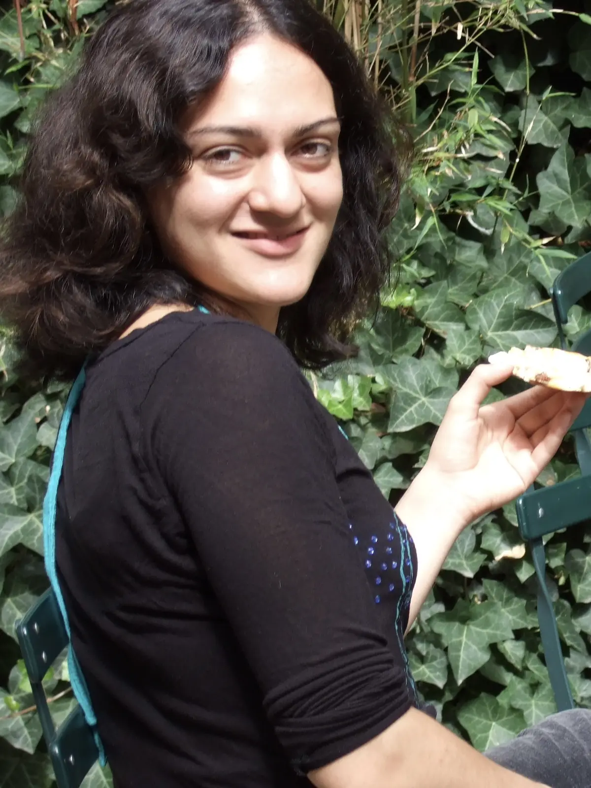Narges Hadji-Hosseini in einem begrünten Innenhof